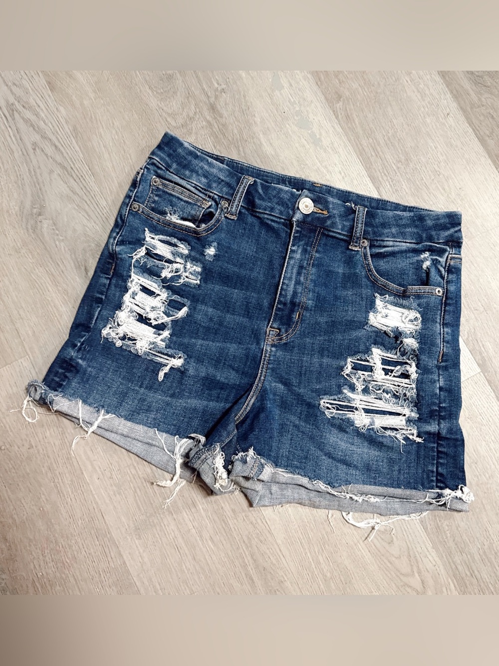 •AMERICAN EAGLE• CURVY HI RISE SHORTIE DENIM SHORTS